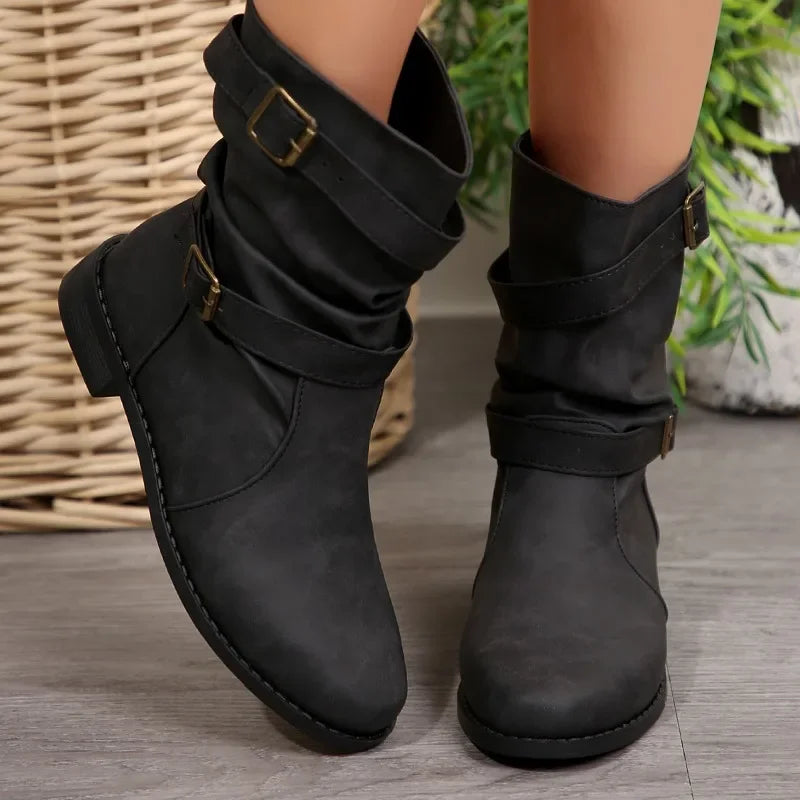 Bota Flora Montana™ com Cano Médio em Camurça / Um Charme Casual com Pegada Artesanal e Urbana!