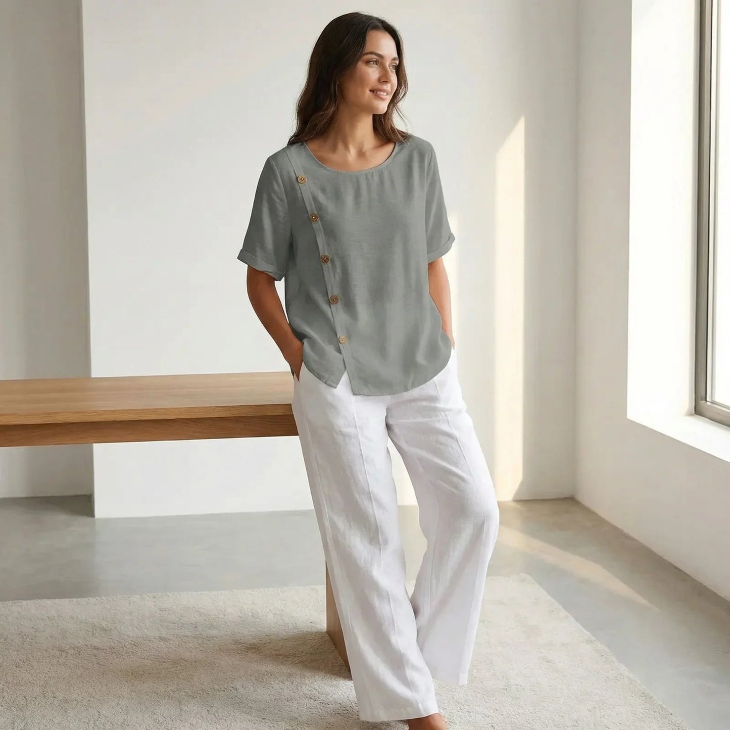 (Liquidação: Compre 1, Leve 2) Blusinhas Liora™ em Viscose Soft / Elegância Minimalista com Detalhes em Botões Chiques!