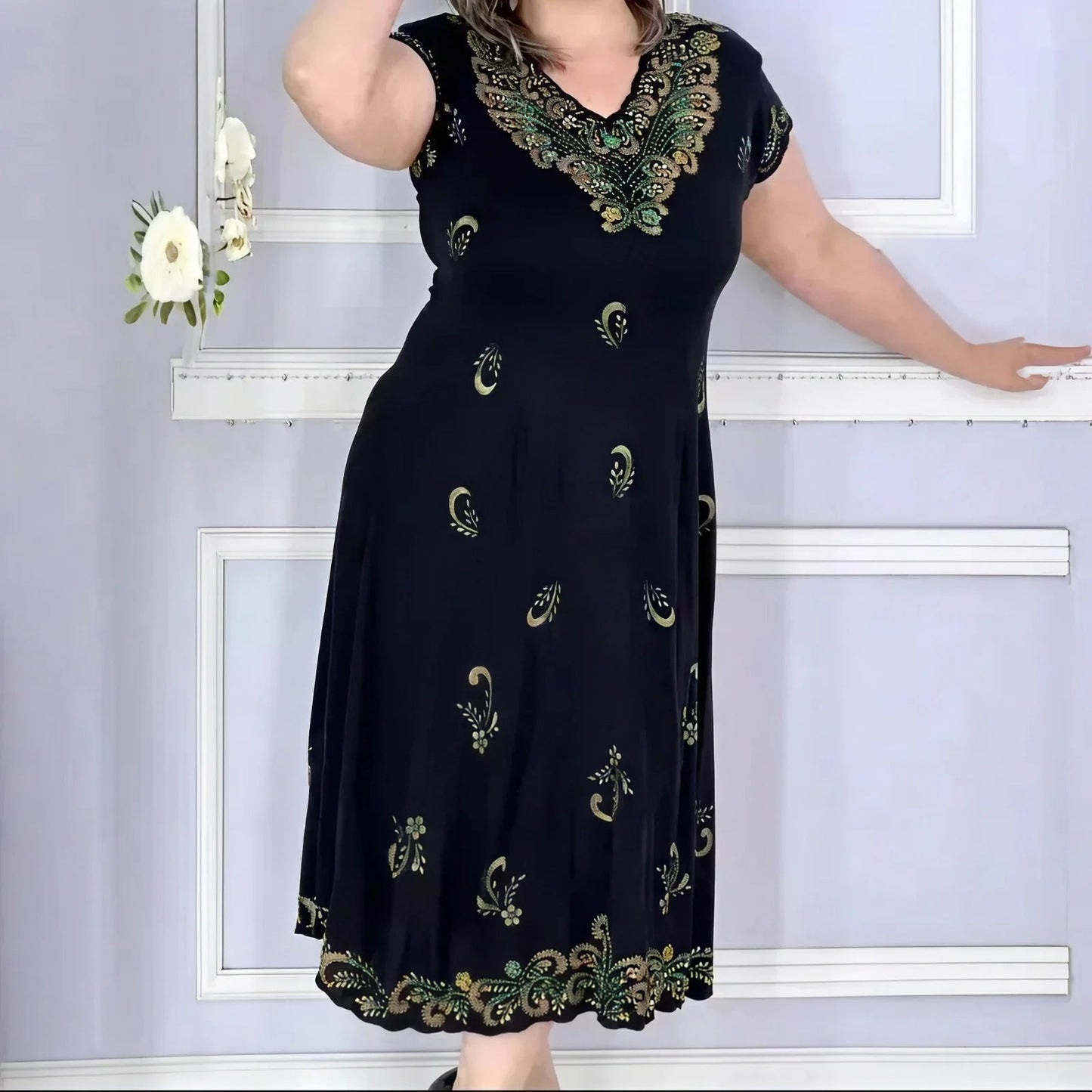 Vestido Aurelis™ com Bordados Ornamentais e Caimento Impecável