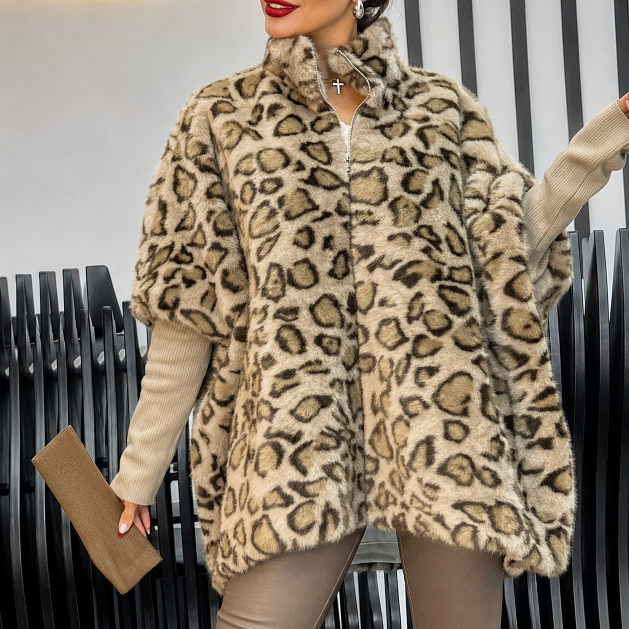 Casaco Marais™ em Pele Sintética Animal Print e Mangas Caneladas / Elegância com Volume e Atitude!