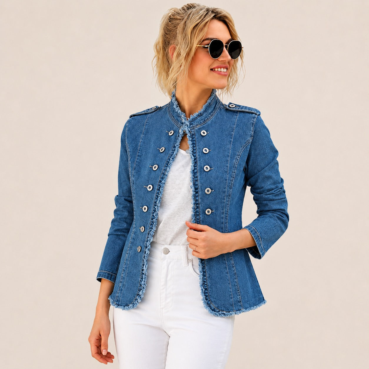 Jaqueta Lorenna™ Jeans com Botões Duplos e Acabamento Desfiado.