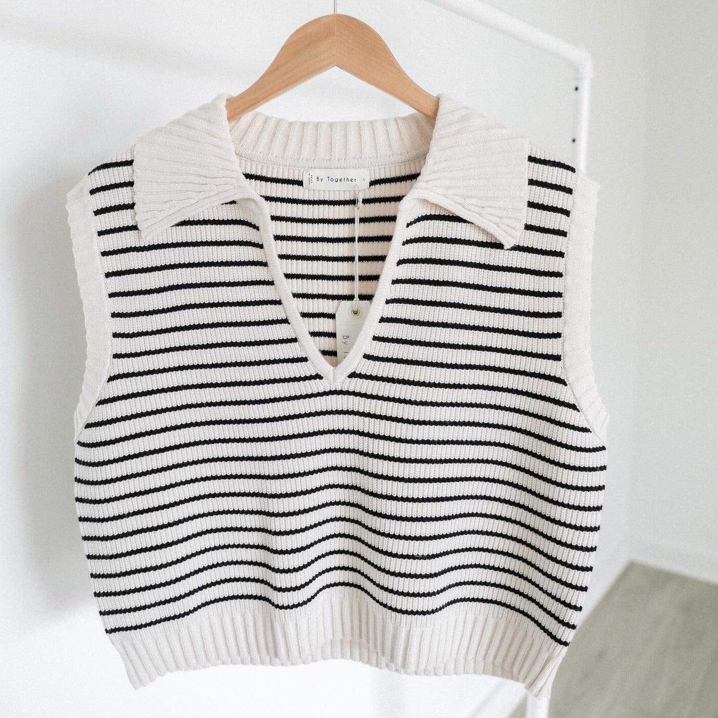 Blusinha Emily™ Estilo Polo com Decote em V / Moda Listrada e Conforto para o seu Dia a Dia!