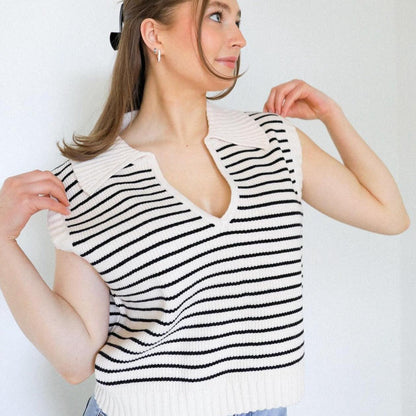 Blusinha Emily™ Estilo Polo com Decote em V / Moda Listrada e Conforto para o seu Dia a Dia!