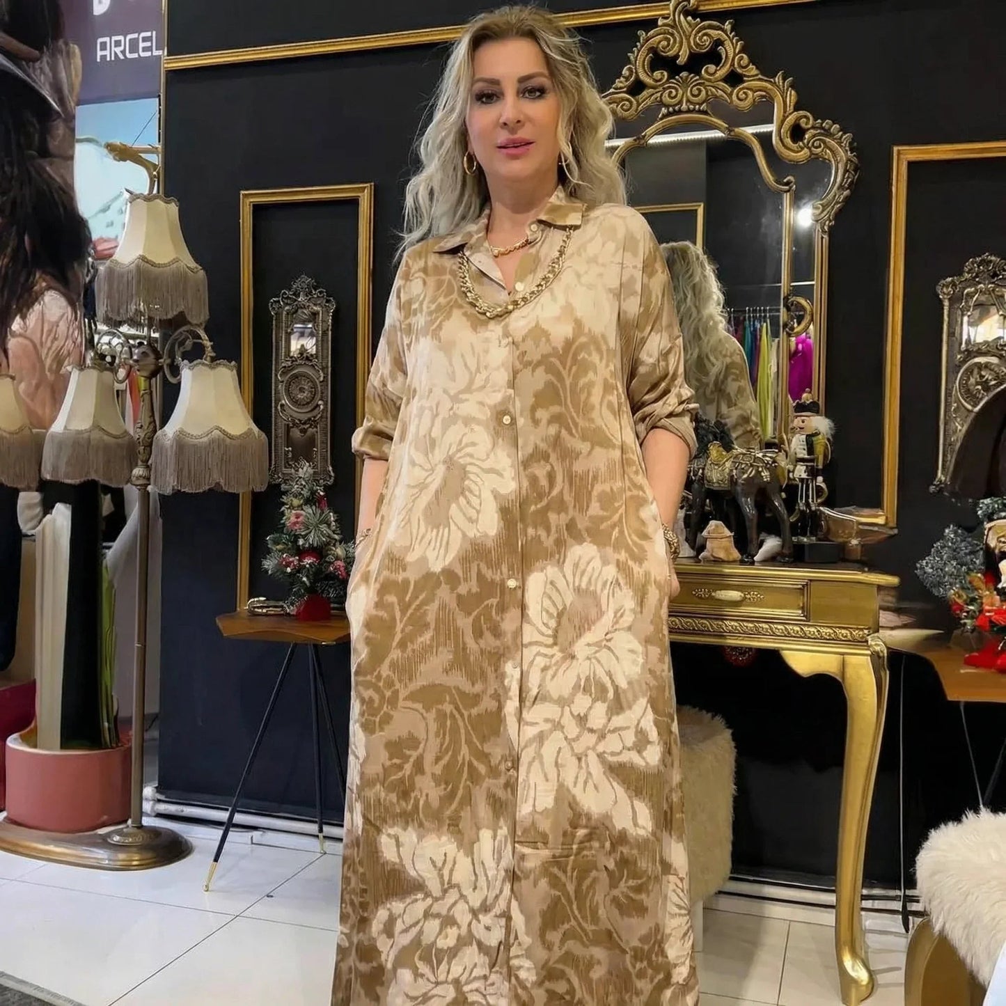 Vestido Blossom™ com Gola Polo e Estampa Floral Discreta / Redefina o Conforto com Estilo Atemporal e Elegância Impecável!