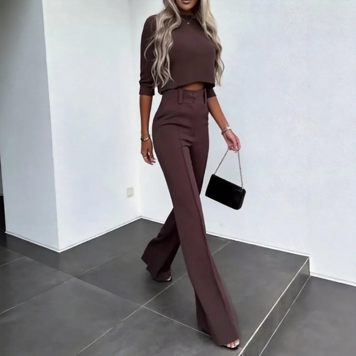 Conjunto Nina™ em Viscose Leve com Cropped Gola Alta e Calça