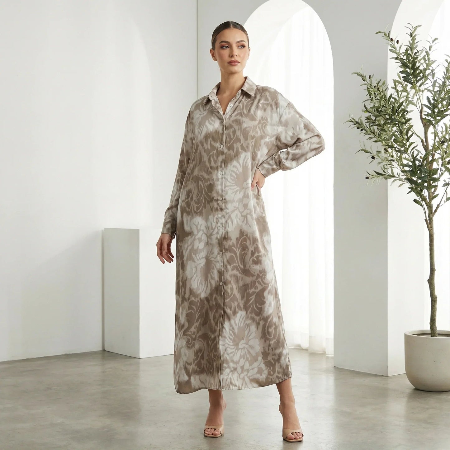 Vestido Blossom™ com Gola Polo e Estampa Floral Discreta / Redefina o Conforto com Estilo Atemporal e Elegância Impecável!