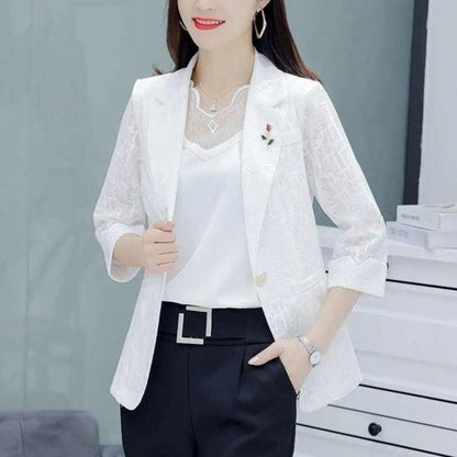 Blazer Casual Azaleia™️ Super Leve com Design Floral em Renda e Broche Exclusivo!