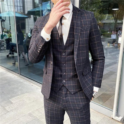 ElegantGrid™ Terno de Três Peças - A Precisão do Estilo em Xadrez.