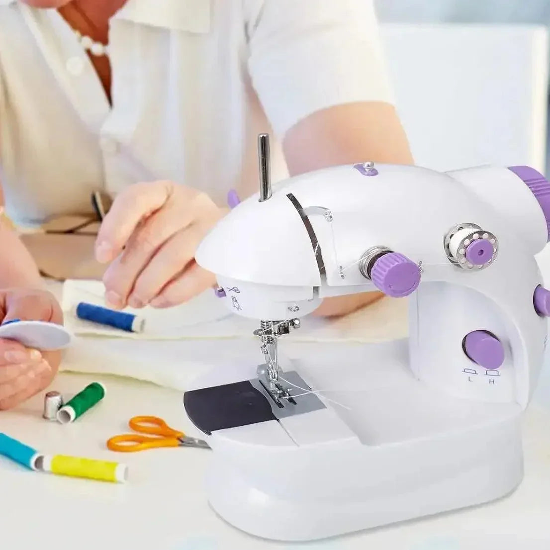 Máquina de Costura Compacta Modern Lar™ com Alta Performance / Leve, Prática e Eficiente para Seus Reparos!