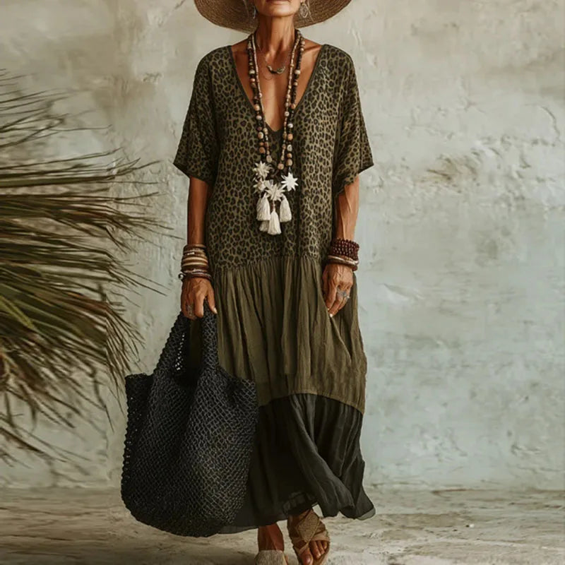 Vestido Valora™ com Decote V, Estampa Animal Print e Saia em Camadas.