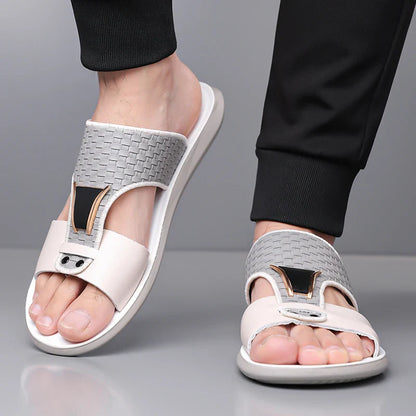 Sandália Arkon™ em Couro Tramado com Detalhe Metálico e Conforto Anatômico Premium