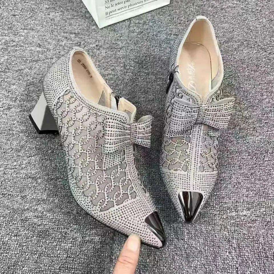 Sapatos Leonora™ com Acabamento Luxuoso em Strass e Bico Metalizado / Brilho Sofisticado a Cada Pisada!