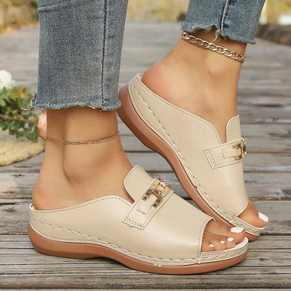 Sandália Nivelle™ com Design Mule e Detalhe Metálico Elegante