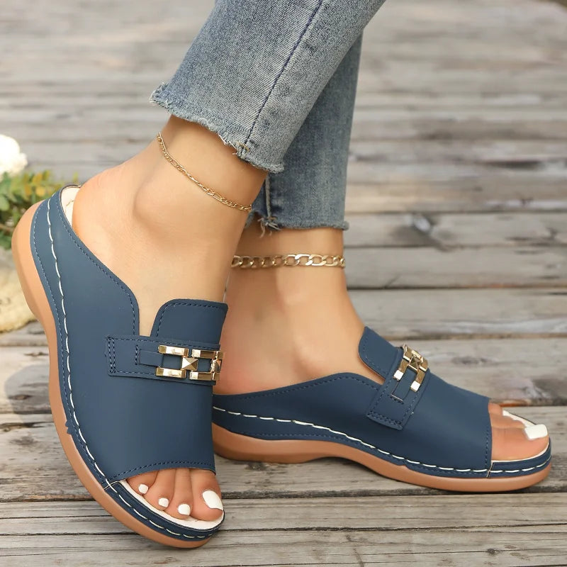Sandália Nivelle™ com Design Mule e Detalhe Metálico Elegante