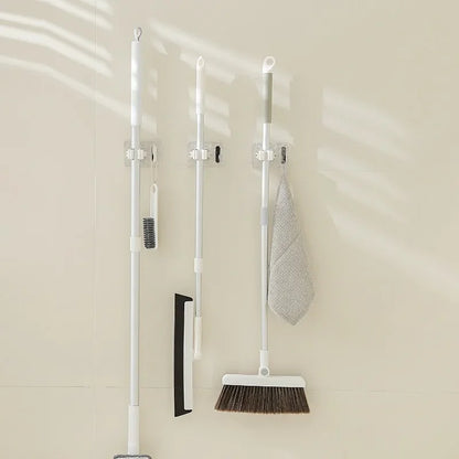 Suporte de Mops e Vassouras Modern Lar™ / Fixação Forte e Organização Perfeita sem Furos + Gancho Extra para Utensílios!