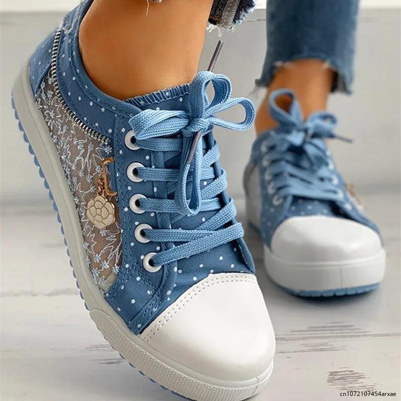Tênis Jeans LaceBloom™ com Renda e Padrão Poá / Delicadeza, Conforto e Estilo em Cada Passo!