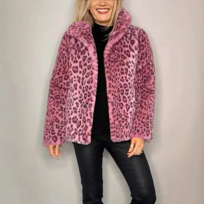 Casaco Pantera Luxe™ em Pele Peluciada com Estampa Selvagem / O Lado Ousado da Elegância Feminina!