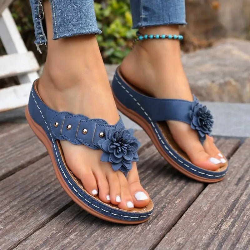 Sandália Amelie™ Anabela Com Flor Aplicada e Tiras Largas / Conforto Casual Com Muito Mais Presença