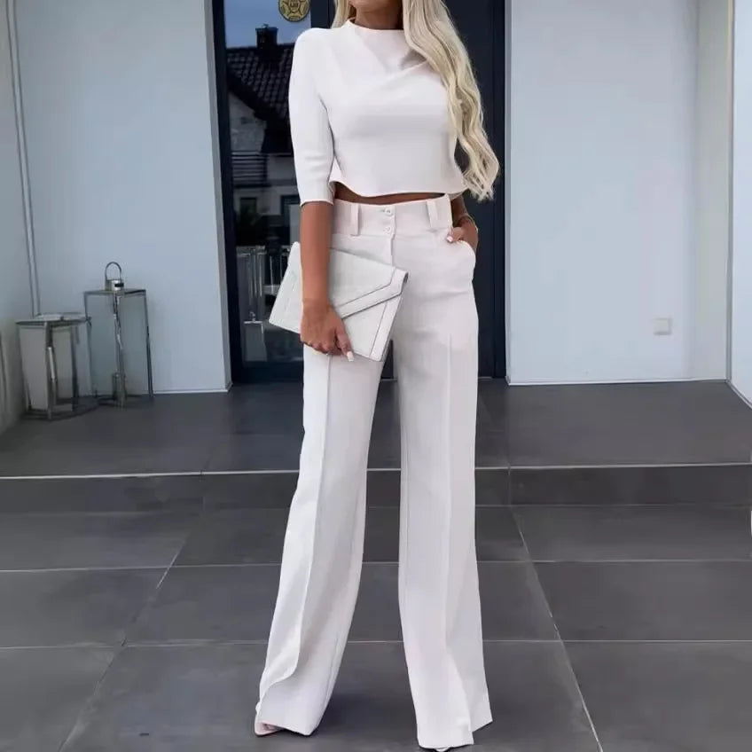 Conjunto Nina™ em Viscose Leve com Cropped Gola Alta e Calça