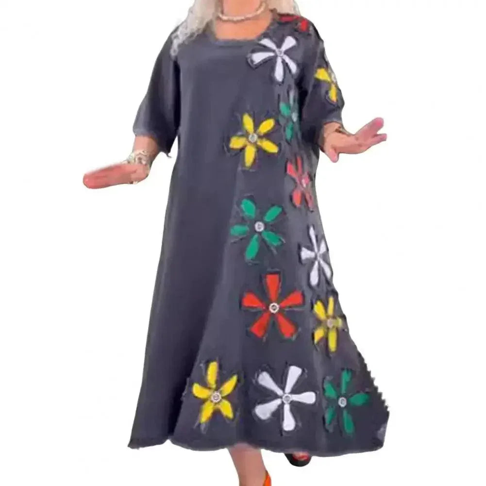 Vestido Alegra™ em Jeans com Bordados Florais / Realce Sua Alegria e Conforto com Um Toque Moderno e Descontraído!