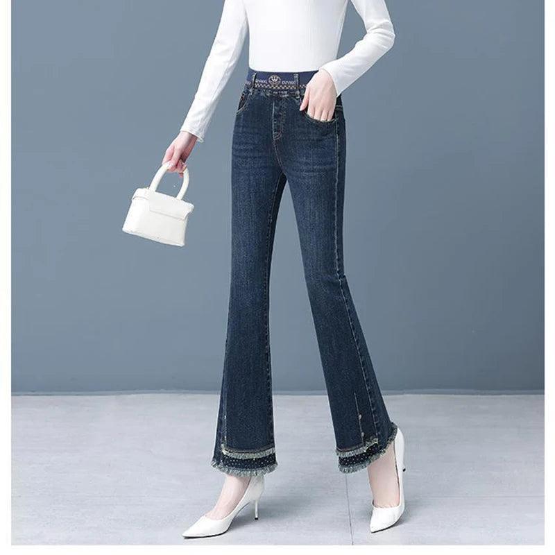 Calça Jeans Folks™ Moda Country / Com Cintura Elástica e Acabamento Charmoso!