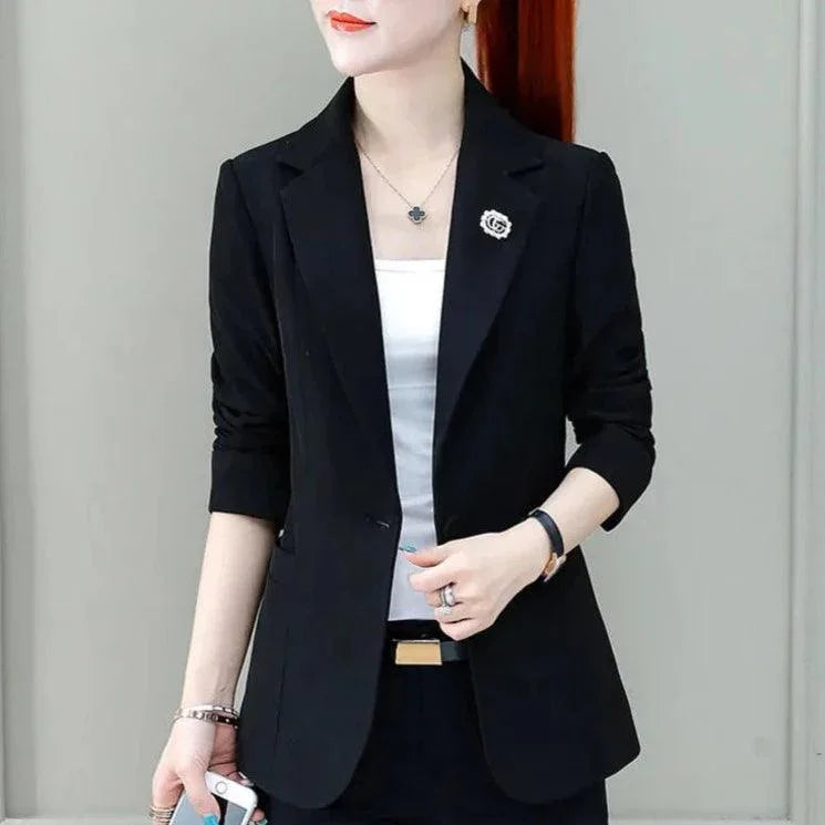 Blazer Casual Elizabeth™ Super Levinho com Broche  / O Único que Proporciona Sofisticação e Conforto na Medida Certa!