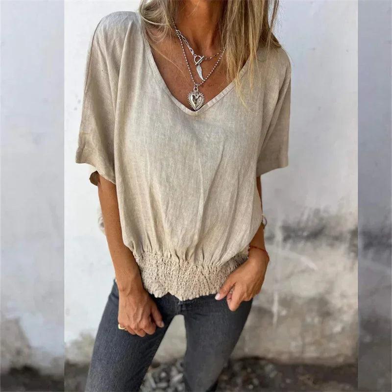 [COMPRE 1 E LEVE 2] Blusinha Teresa™ em Linho de Algodão com Gola V e Detalhe na Barra / Envolva-se em Conforto e Sinta-se Especial em Cada Momento!