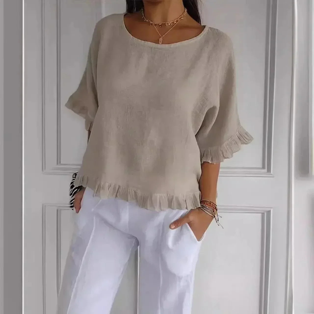 [BLACK FRIDAY - COMPRE 2 E LEVE 3] Blusinha Bellatriz™ com Babado e Caimento Solto em Algodão/ Conforto e Estilo para Mulheres Modernas!