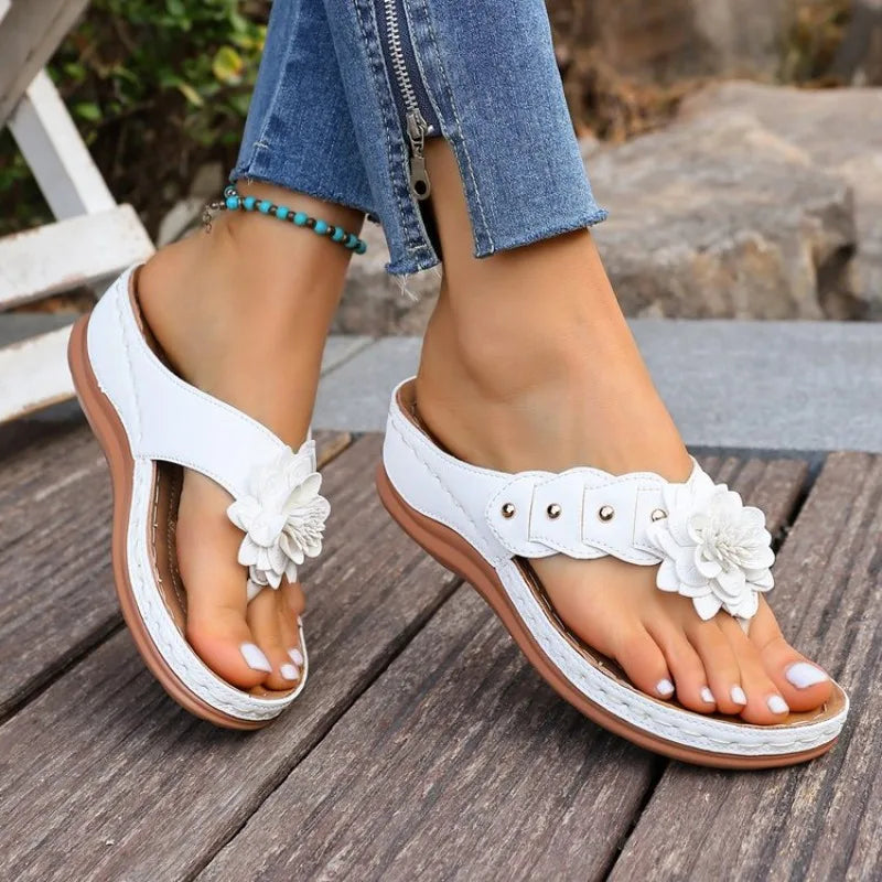 Sandália Amelie™ Anabela Com Flor Aplicada e Tiras Largas / Conforto Casual Com Muito Mais Presença