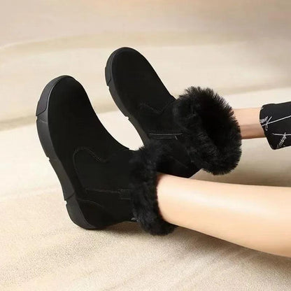 Botinha BellaFuzz™ Detalhes Peluciados e Solado Robusto / Estilo e Aconchego para Dias Frios!
