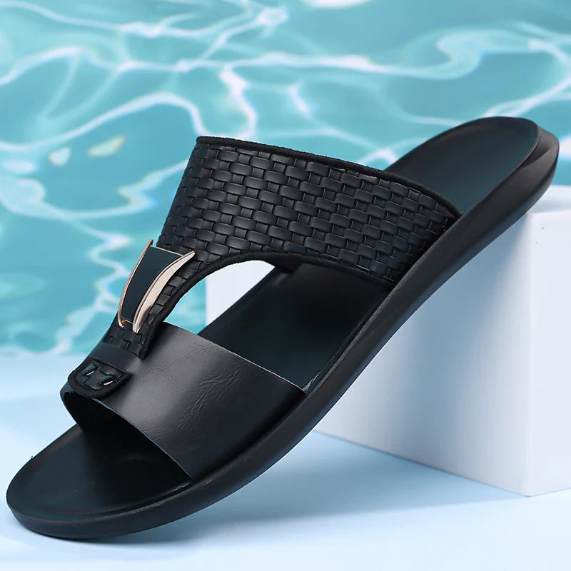 Sandália Arkon™ em Couro Tramado com Detalhe Metálico e Conforto Anatômico Premium