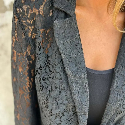Blazer Black Rose™ em Renda Floral com Caimento Leve e Elegância Atemporal / Um Ícone de Sofisticação e Charme Feminino!