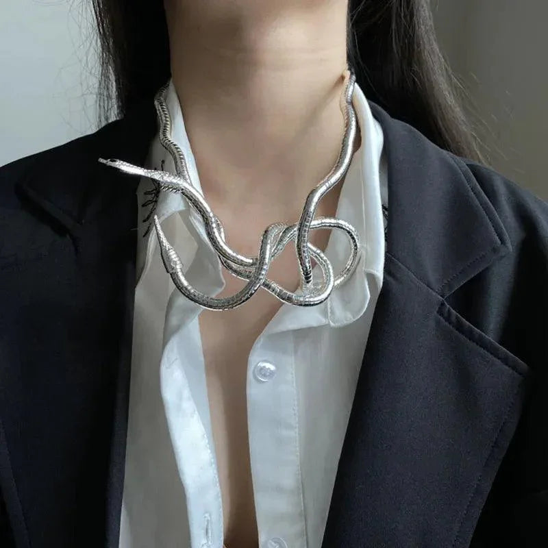 Colar Charme Serpente Flexível / O mais Elegante, Sofisticado e Sedutor para Todas as Ocasiões!