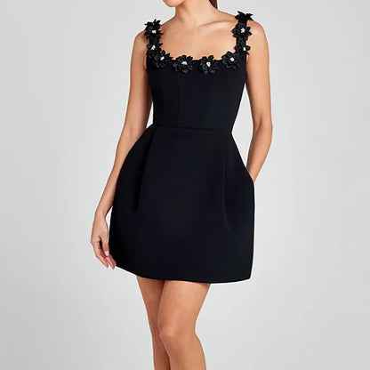 Vestido Bellaflora™ com Aplicações Florais no Decote e Modelagem Elegante