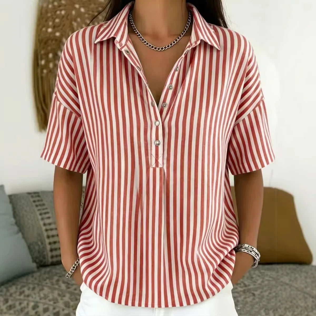 Camisa Salina™ com Listras Verticais, Gola Clássica e Botões Frontais.