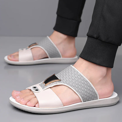 Sandália Arkon™ em Couro Tramado com Detalhe Metálico e Conforto Anatômico Premium