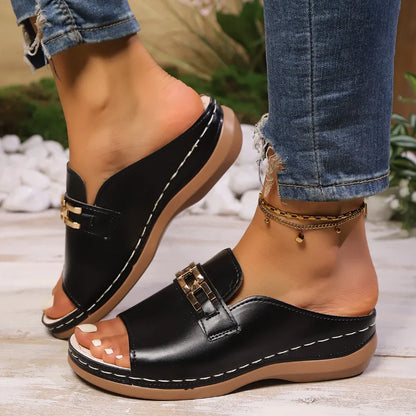 Sandália Nivelle™ com Design Mule e Detalhe Metálico Elegante