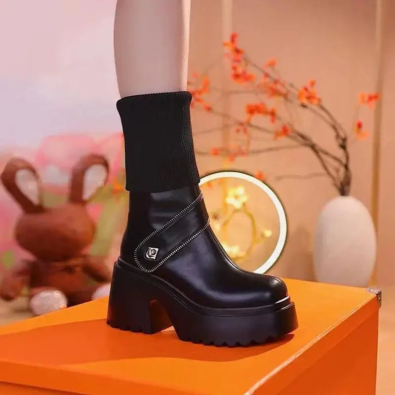 Bota Margareth™ com Cano Ajustável e Plataforma de 5cm - Elegância e Versatilidade em um Único Design!