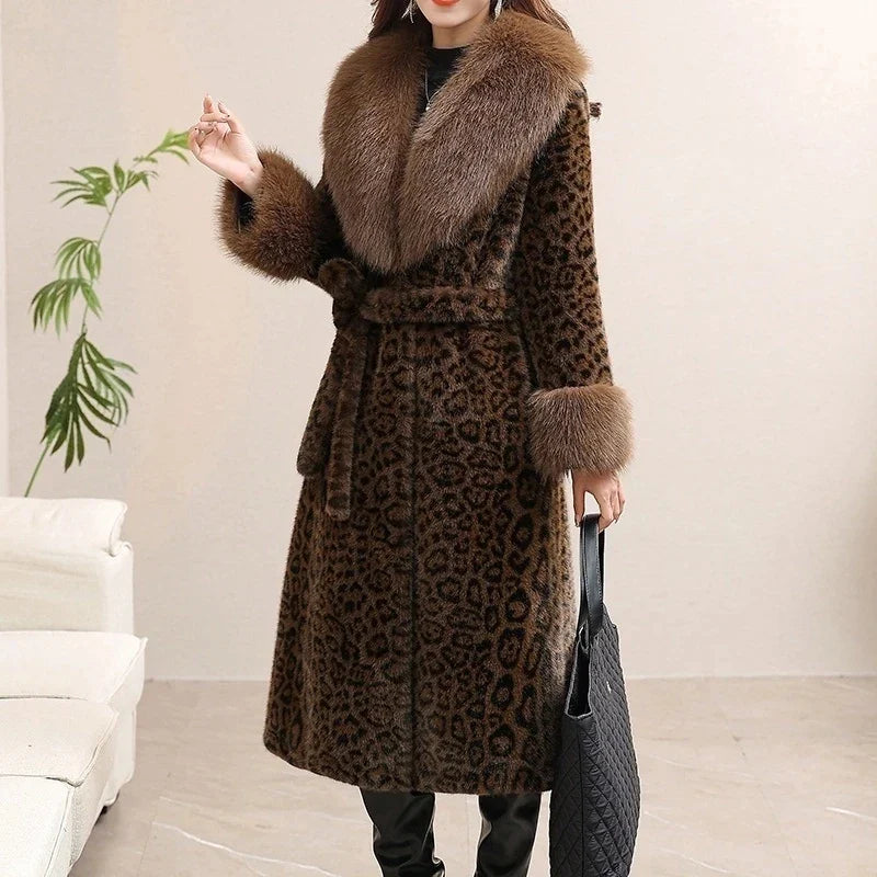 Casaco Bellarose™ com Estampa Animal Print e Gola Felpuda