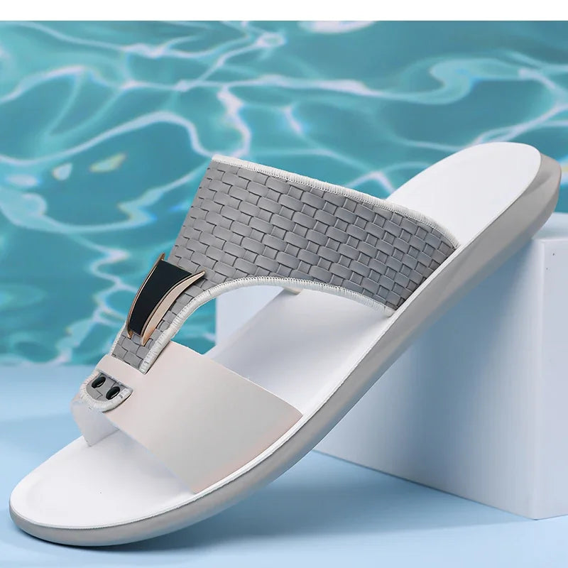Sandália Arkon™ em Couro Tramado com Detalhe Metálico e Conforto Anatômico Premium
