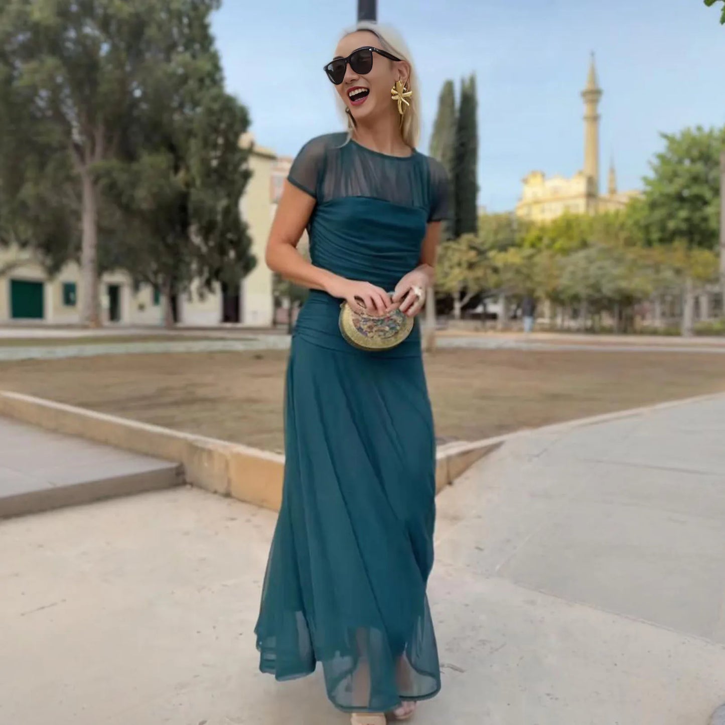 Vestido Longo Atenas™ com Mangas Curtas Translúcidas e Saia em Camadas