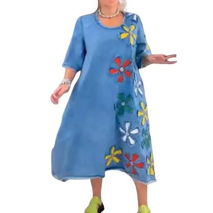Vestido Alegra™ em Jeans com Bordados Florais / Realce Sua Alegria e Conforto com Um Toque Moderno e Descontraído!