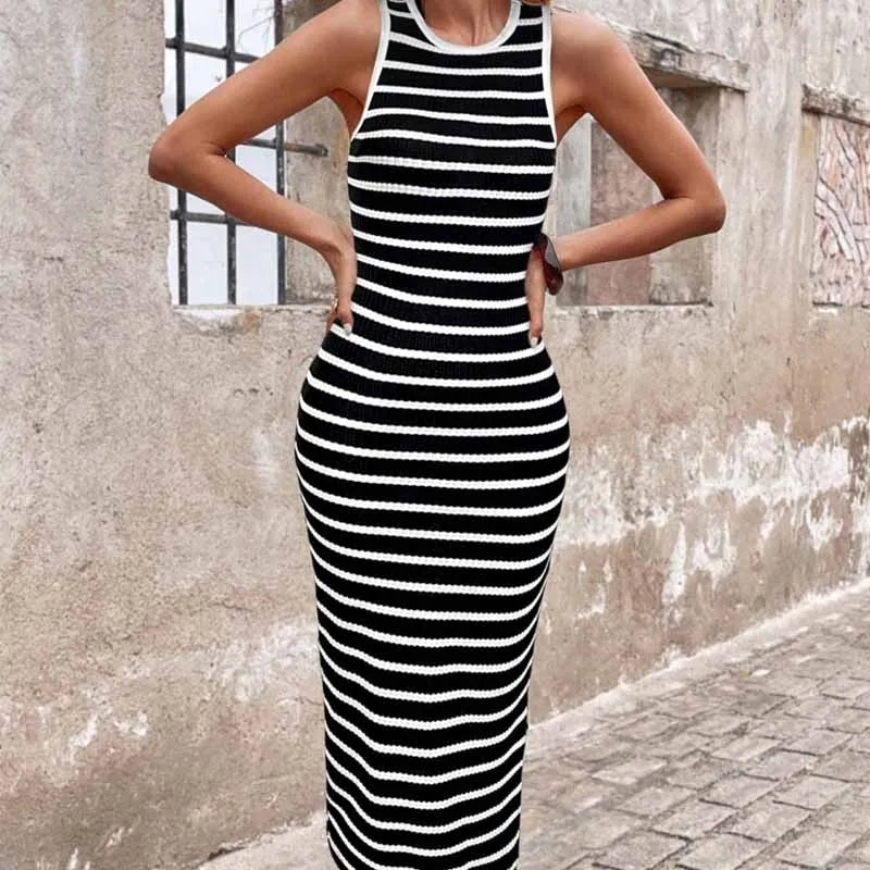 Vestido Sorella™ com Listras Atemporais e Fenda Lateral