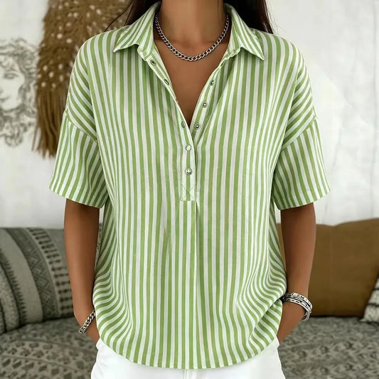 Camisa Salina™ com Listras Verticais, Gola Clássica e Botões Frontais.