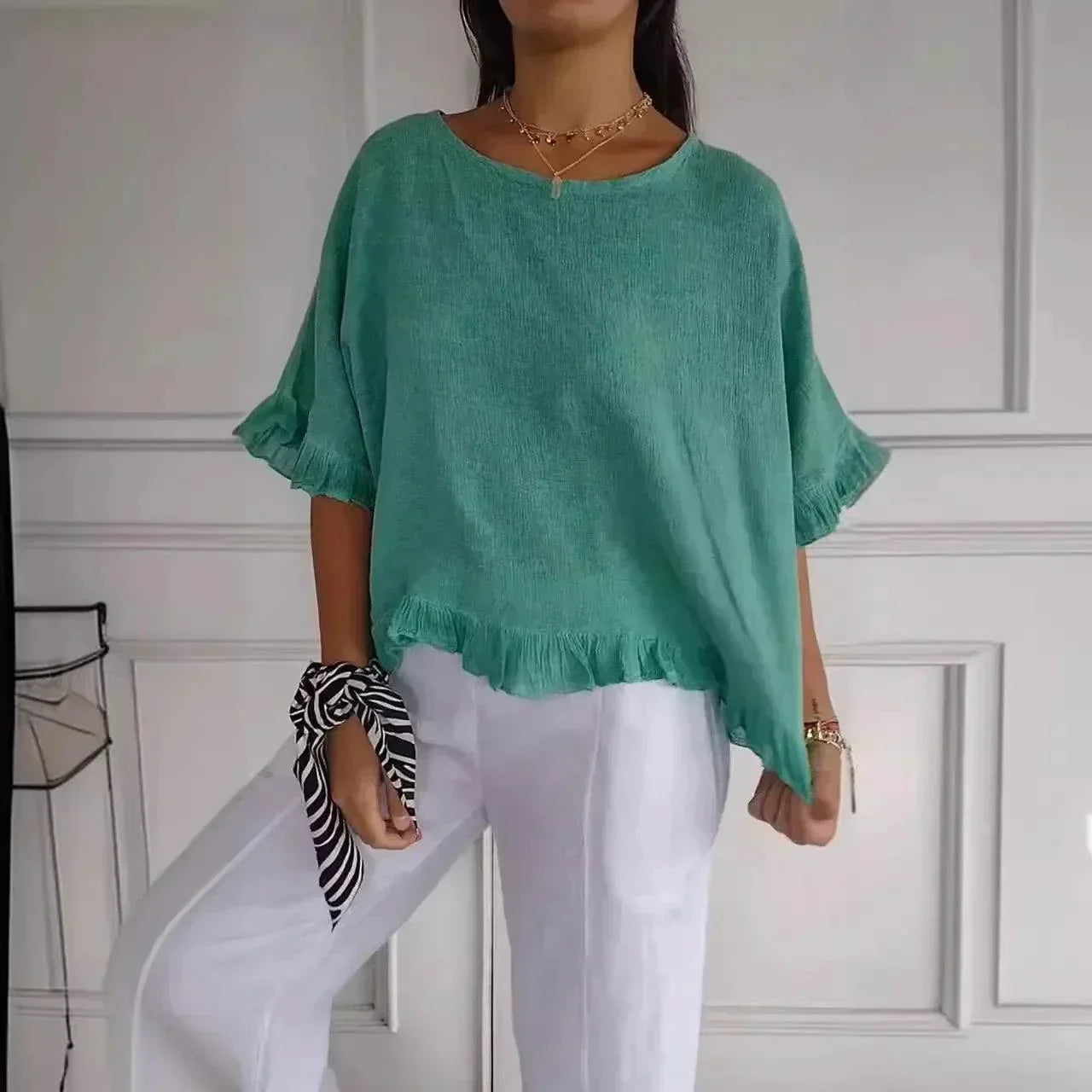 [BLACK FRIDAY - COMPRE 2 E LEVE 3] Blusinha Bellatriz™ com Babado e Caimento Solto em Algodão/ Conforto e Estilo para Mulheres Modernas!