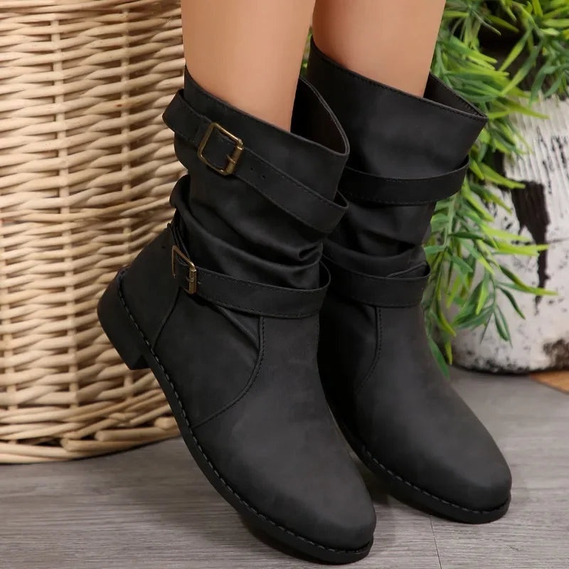 Bota Flora Montana™ com Cano Médio em Camurça / Um Charme Casual com Pegada Artesanal e Urbana!