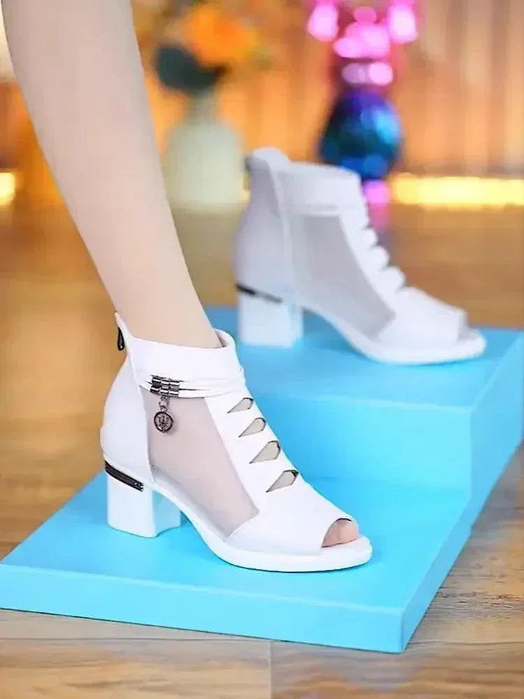 Sandálias Eveline™ com Salto Médio Bloco, Renda e Tiras Cruzadas / Sofisticação e Conforto para Todas as Ocasiões!