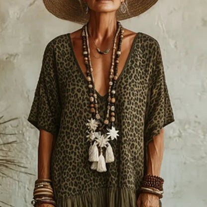 Vestido Valora™ com Decote V, Estampa Animal Print e Saia em Camadas.