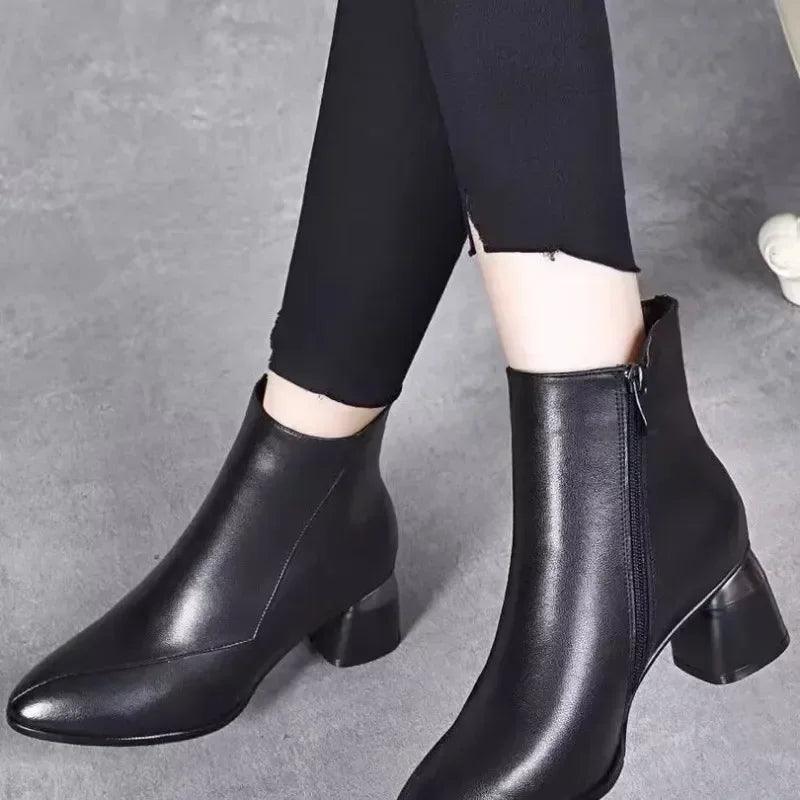 Botas Caroline™ em Couro Sustentável - A Mistura Perfeita Entre o Estilo Country e Urbano!