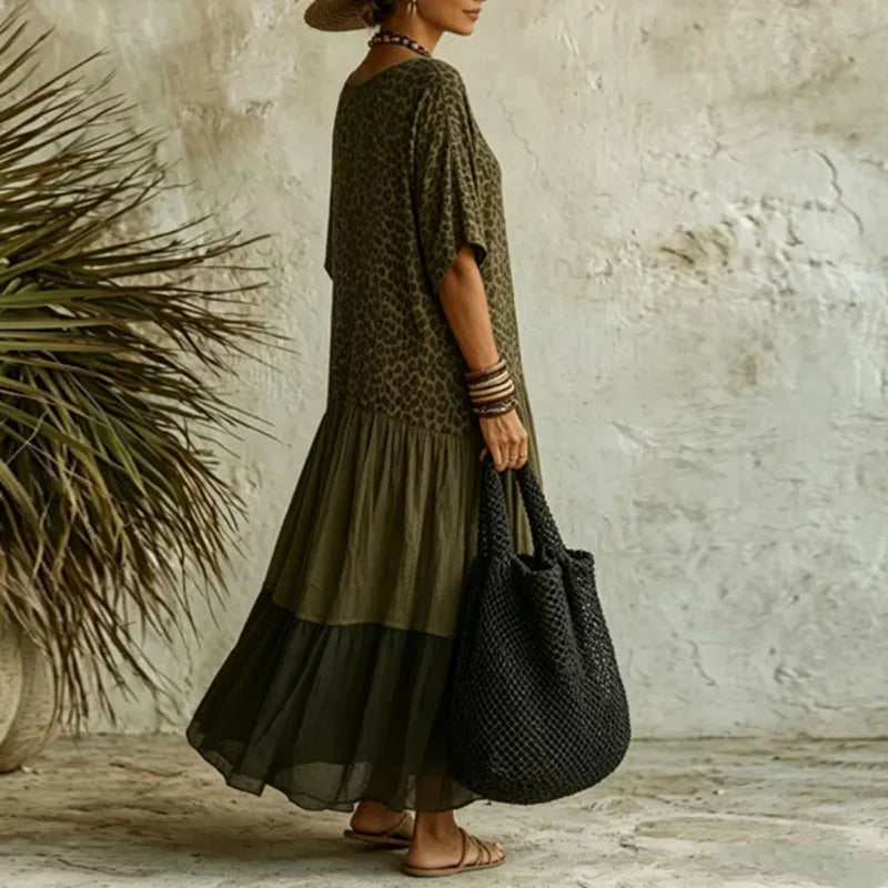 Vestido Valora™ com Decote V, Estampa Animal Print e Saia em Camadas.
